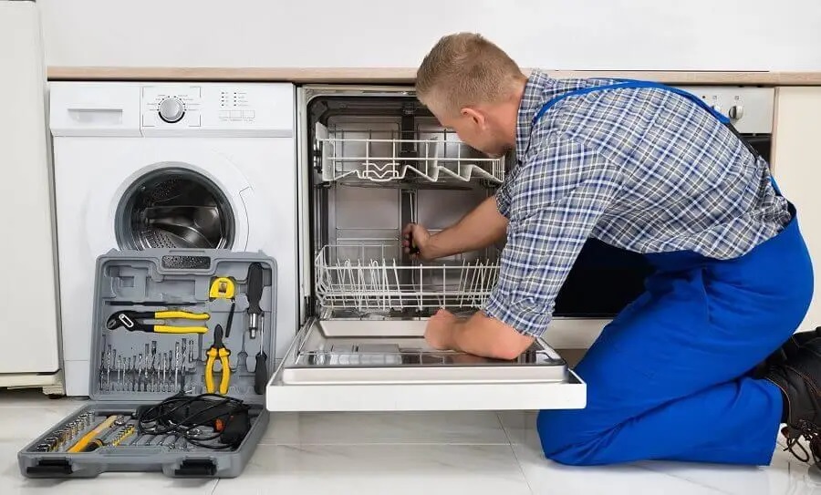 Şişli Hotpoint servisi teknisyen ekibi beyaz eşya tamiri yaparken